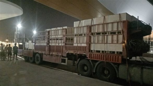 ▲加班加点,连夜运货卸货